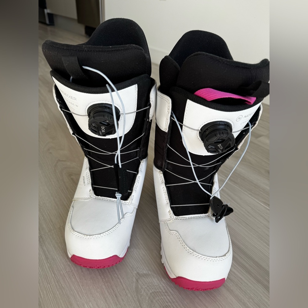 NIDECKER Cascade Women's Snowboard Boots; Size 9.0